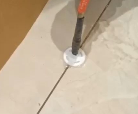 百色瓷砖空鼓维修公司专业解答瓷砖在铺贴过程中，如果没有涂抹均匀到位的粘结材料（如水泥砂浆或瓷砖胶），可能会导致以下问题