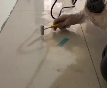百色瓷砖开裂维修公司专业分享瓷砖在铺贴前如果没有沥干水分，将会导致以下问题